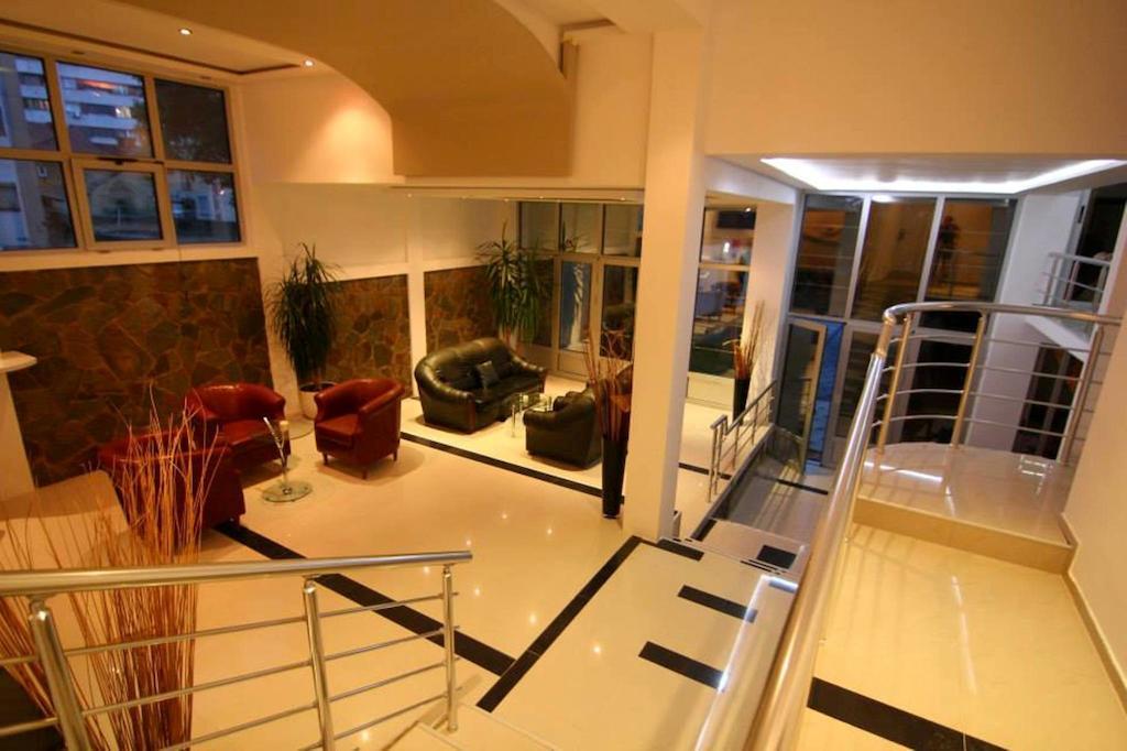 Lira Inn Ni Extérieur photo